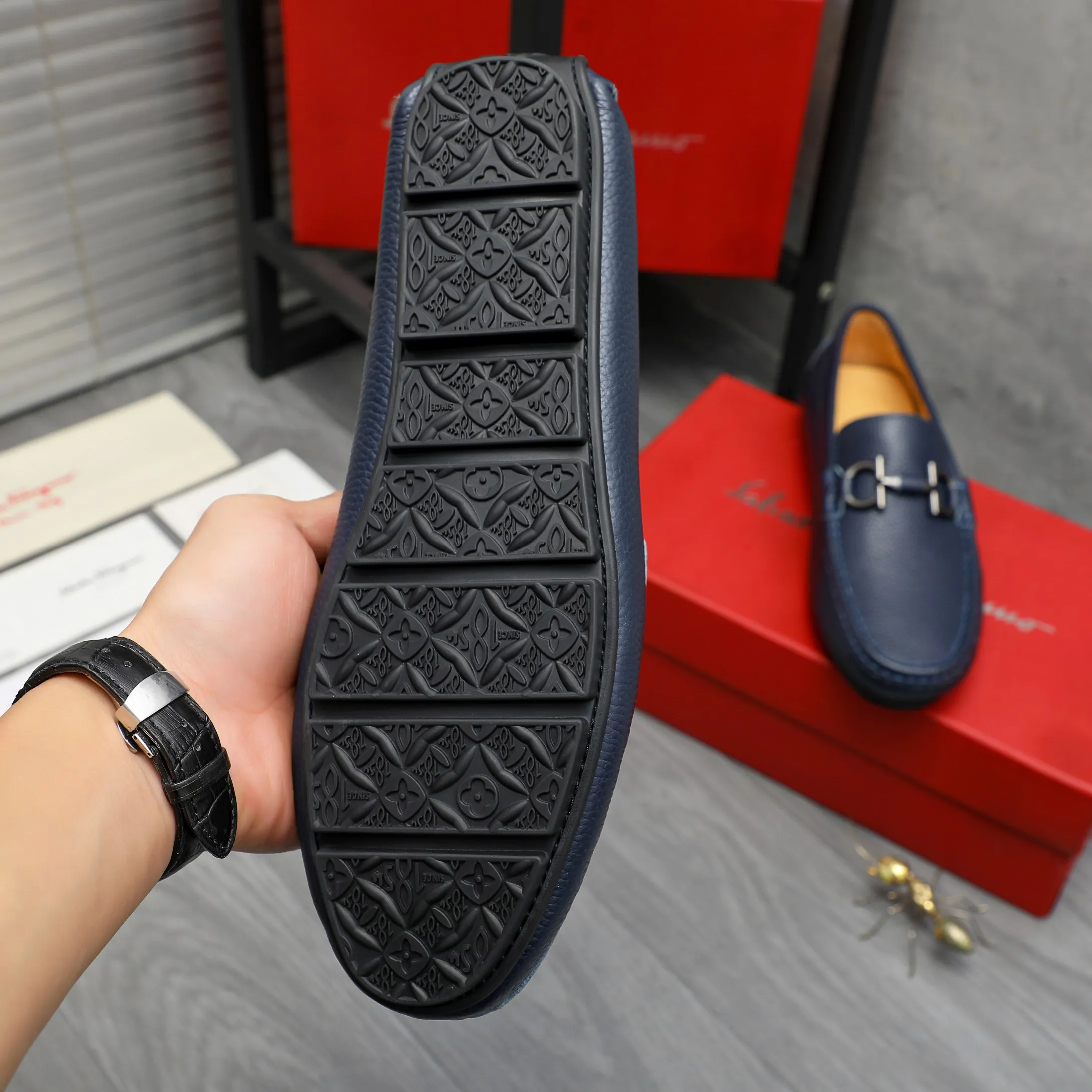 Men's shoes 💰p380 Product trademark: Ferragamo " Ferragamo ] Casual slip-on men's shoes Regular size: 38-45 Product material: Selected pebbled cowhide upper, pigskin lining, rubber outsole